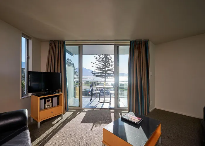 Waves On Esplanade - Kaikoura Waterfront Apartment