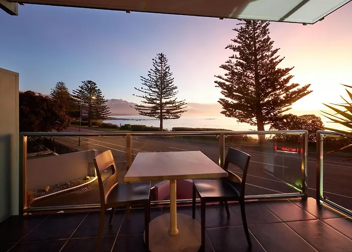 Waves On Esplanade - Kaikoura Waterfront Apartment