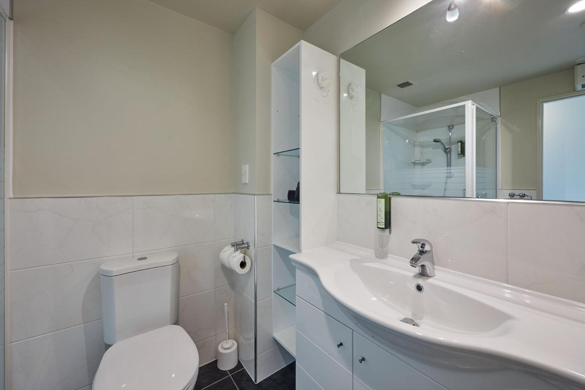 Waves On Esplanade - Waterfront Apartment *